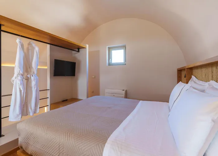 Villa Halo Santorini - Living Experience